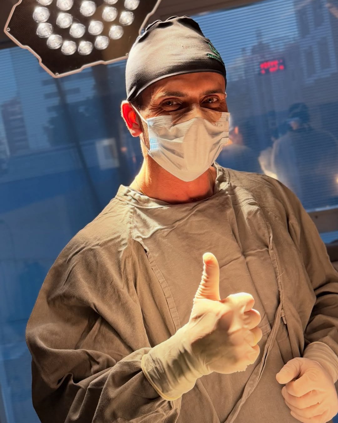 Dr. Christian Chaves paramentado para procedimento