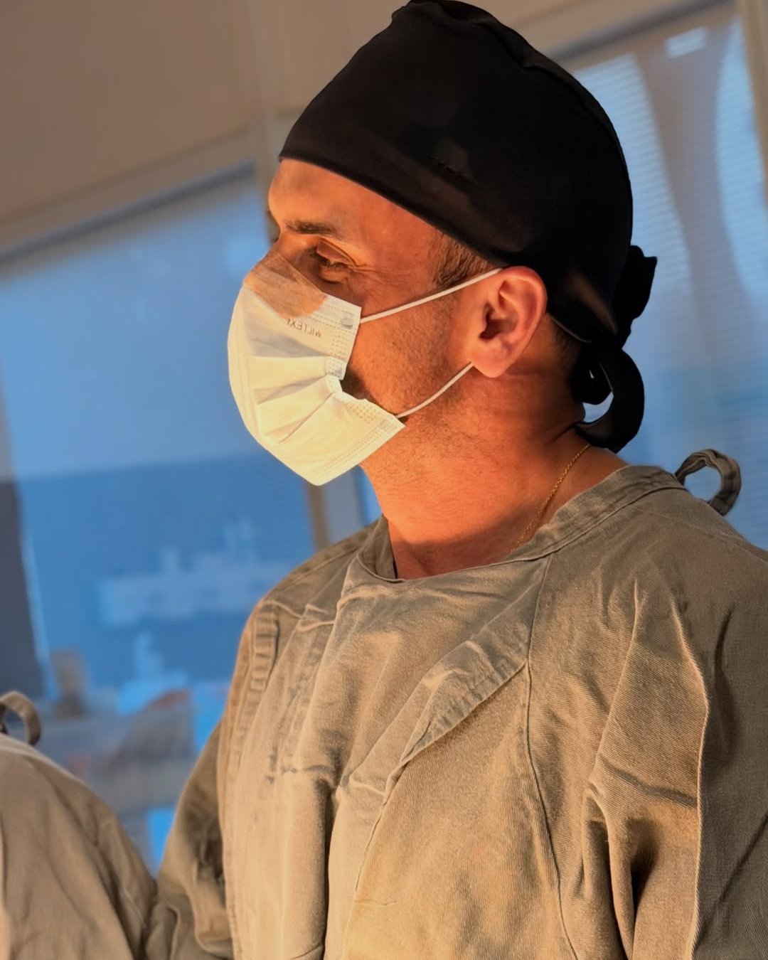 Dr. Christian Chaves paramentado em procedimento